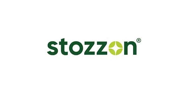 Logo der Marke "stozzon", bestehend aus dem Schriftzug in grüner Schrift und einem stilisierten, grünen Symbol in Form eines Blattes oder einer Pflanze, das in der Mitte platziert ist.