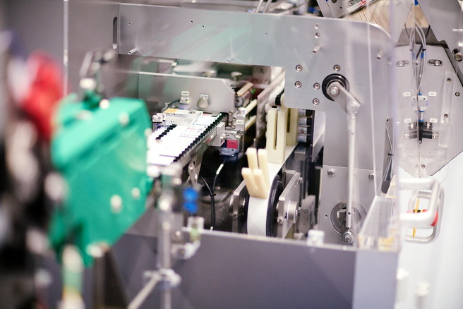 Detailansicht einer automatisierten Verpackungsmaschine mit Förderband 