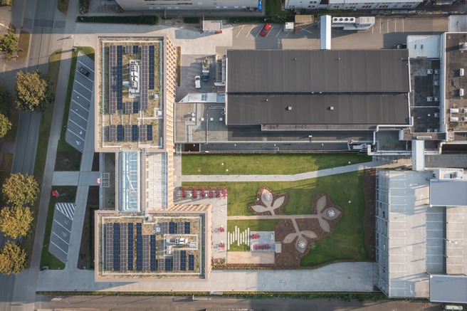 Aufnahme der Firmenzentrale mit Innenhof, Produktionsanlage und Parkhaus aus der Vogelperspektive.
