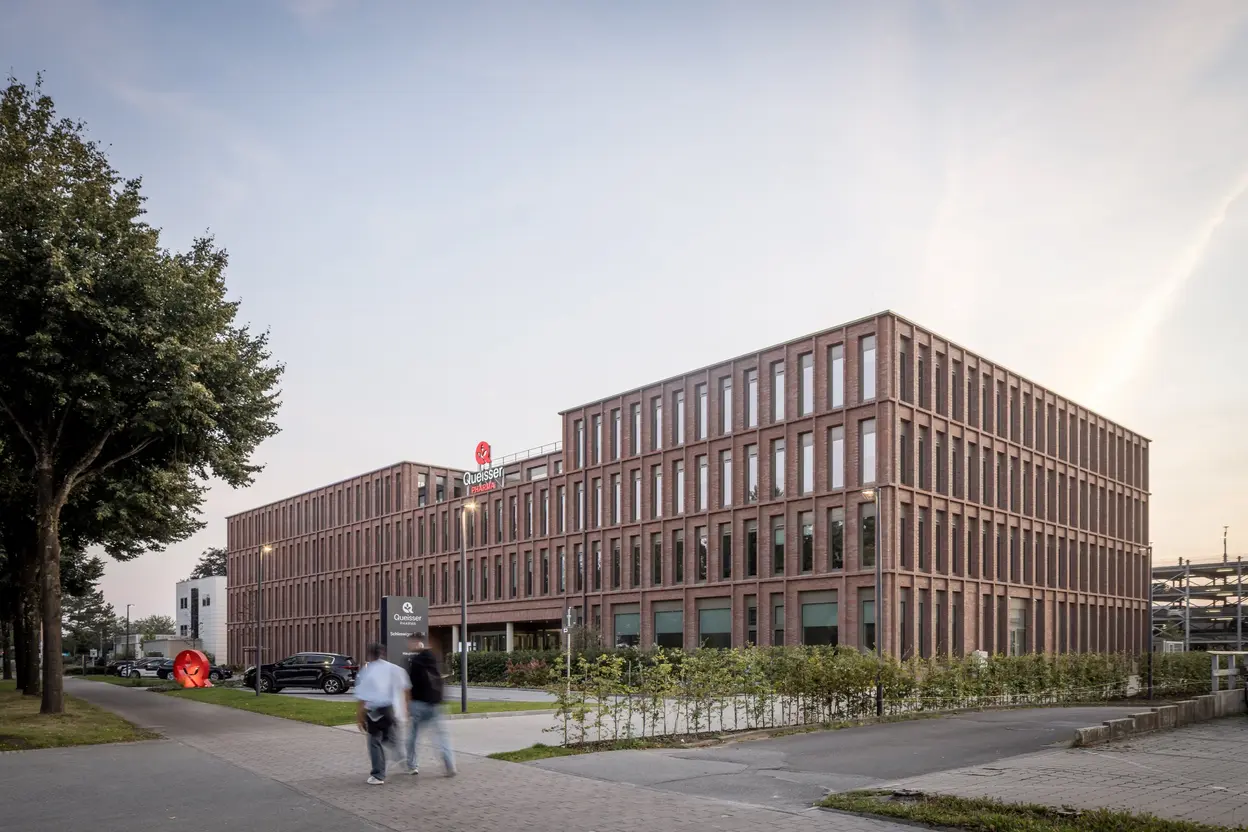 Moderne Firmenzentrale von Queisser Pharma