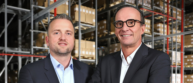 Geschäftsführer Axel Kaempfe und Erich Nobis in einem Hochregallager