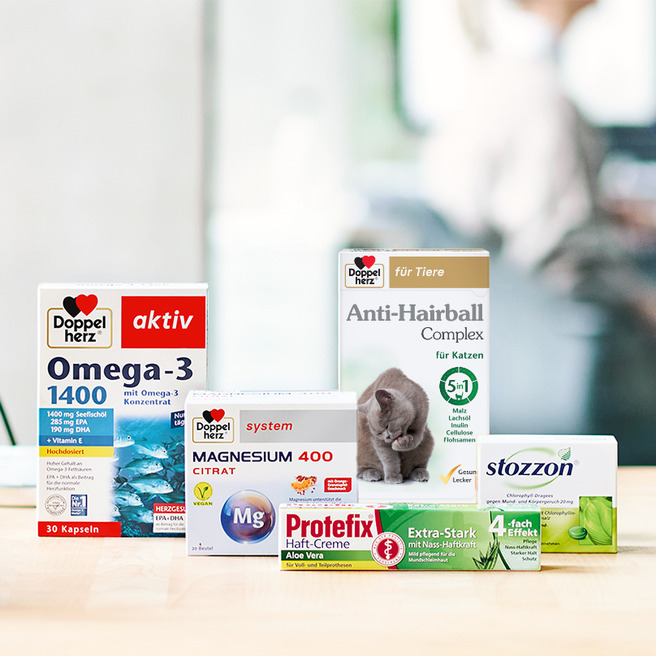 Queisser Produkte der Marken Doppelherz, Protefix und Stozzon nebeneinander aufgestellt in einem Büro 