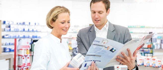 Mitabeiter von Queisser Pharma berät Apothekerin