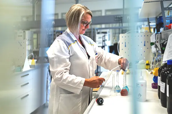 Eine Labor-Mitarbeiterin bei ihrer Arbeit