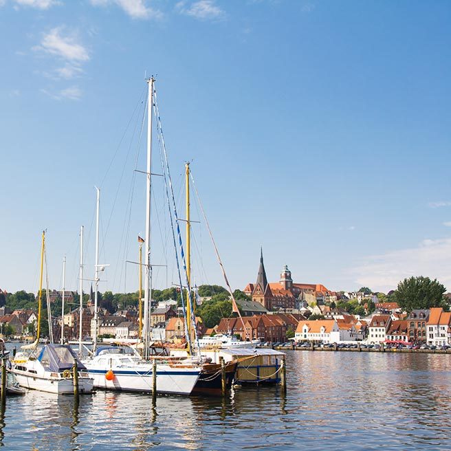 Segelboote im Flensburger Hafen bei Sonnenschein