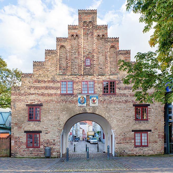  Nordertor in Flensburg mit Blick durch das Tor auf die Straße dahinter